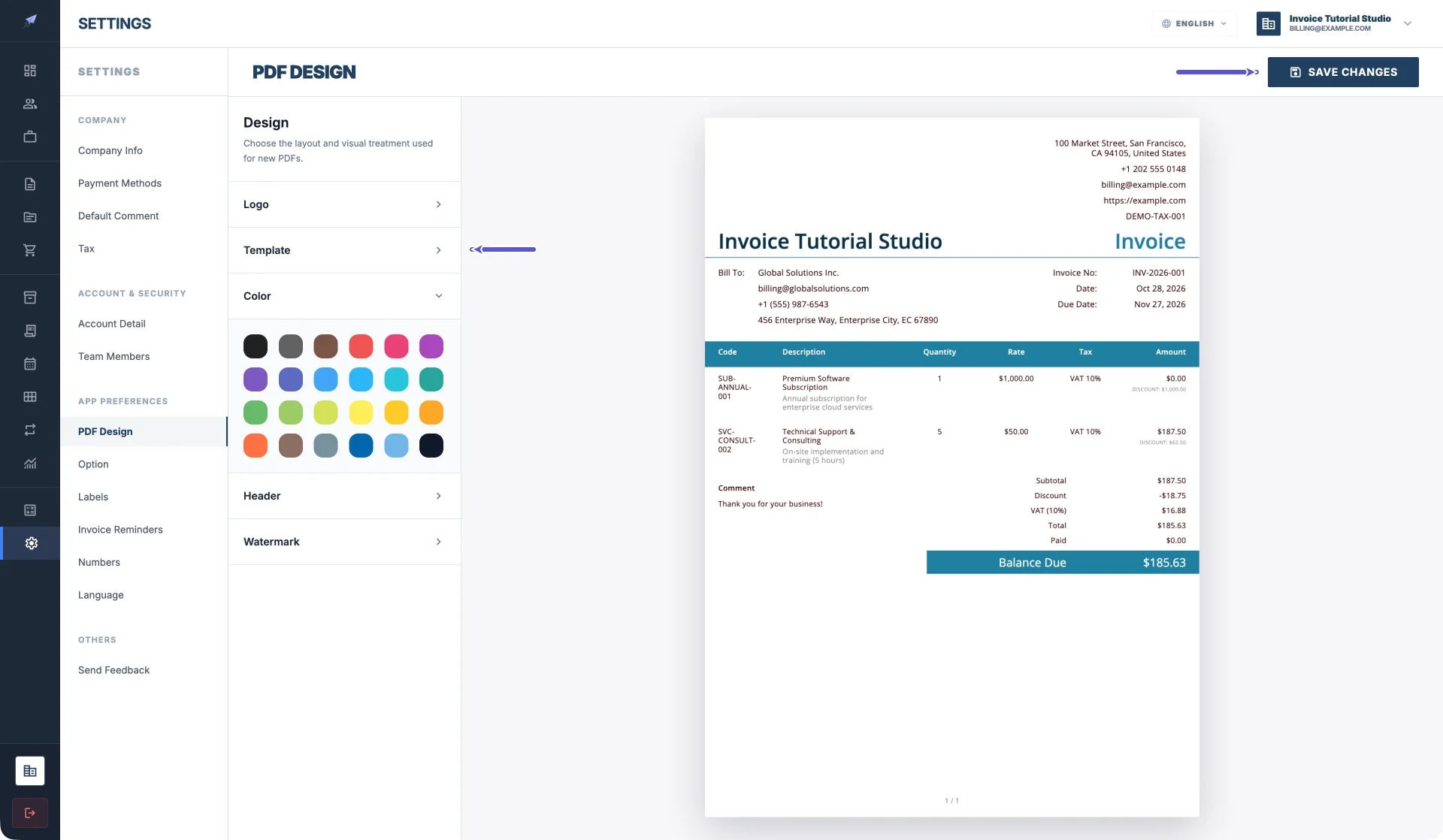 Paparan penuh PDF Design pada Pocket Invoice Web, dengan panel warna, Logo, Template, Header, Watermark dan contoh invois yang lengkap; anak panah menunjuk ke Template dan SAVE CHANGES, manakala Option dan Labels kelihatan di sebelah kiri