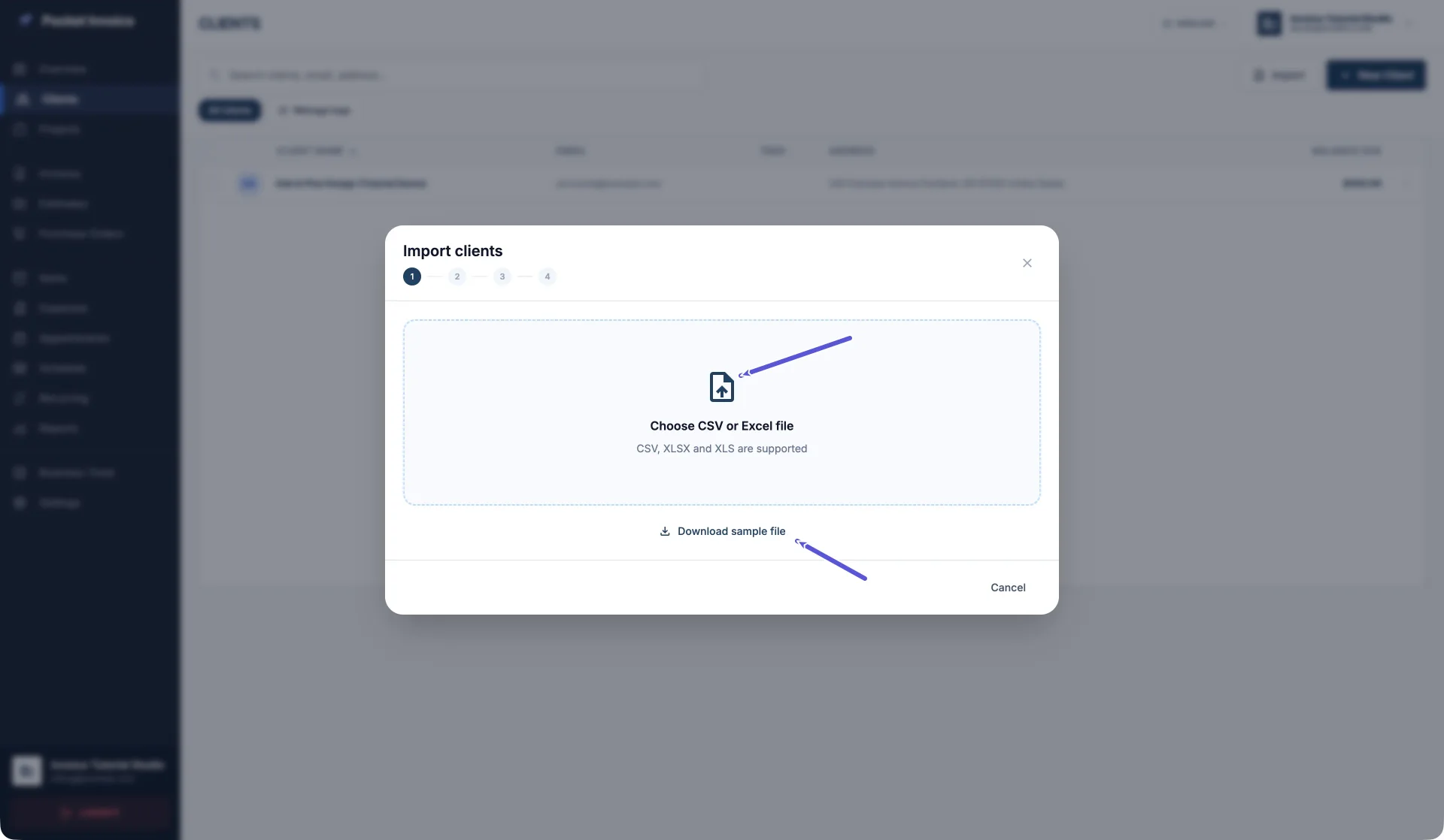 Vue complète de l’assistant d’importation de clients dans Pocket Invoice Web, avec ses quatre étapes, Choose CSV or Excel file, les formats CSV/XLSX/XLS et Cancel en bas ; les flèches désignent le choix du fichier et Download sample file