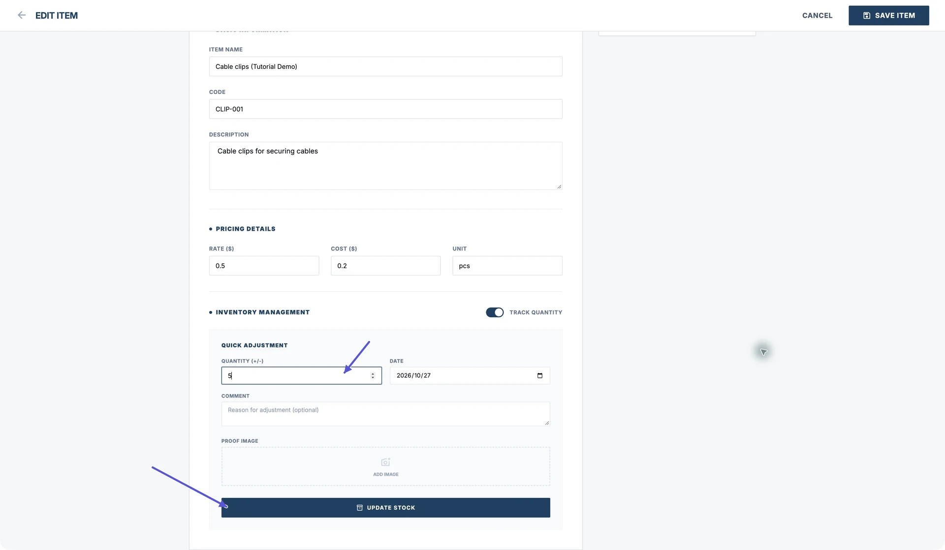 Paparan penuh pelarasan stok Pocket Invoice Web, dengan stok semasa 20 dan perubahan +5 yang belum diserahkan; anak panah menunjuk ke perubahan kuantiti dan Update Stock