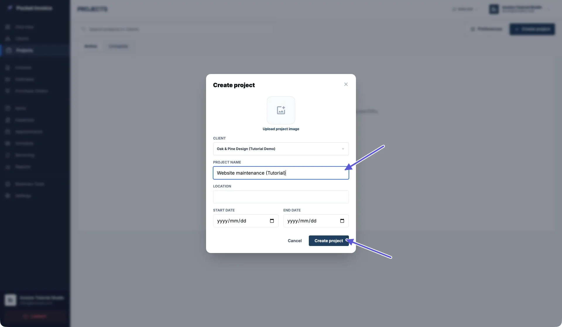 Vista completa de la pantalla de creación de proyectos de Pocket Invoice en la Web, con el cliente, el nombre, la ubicación y las fechas de inicio y fin visibles, y flechas que señalan Project name y Create project