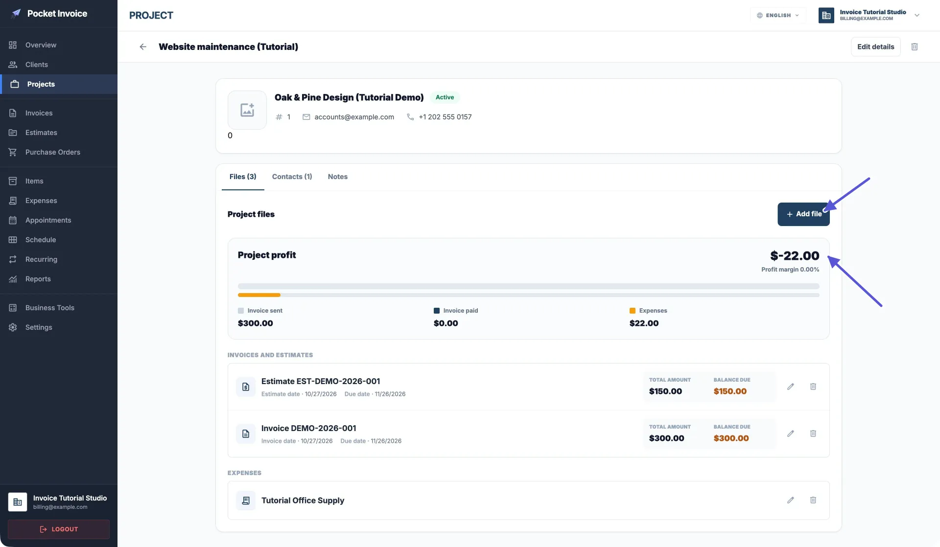 Vista completa de un proyecto de Pocket Invoice en la Web, con un presupuesto vinculado de 150, una factura de 300 y un registro de gasto visibles, además de 0 cobrado, 22 de gastos y un beneficio de -22; las flechas señalan Add file y el beneficio del proyecto