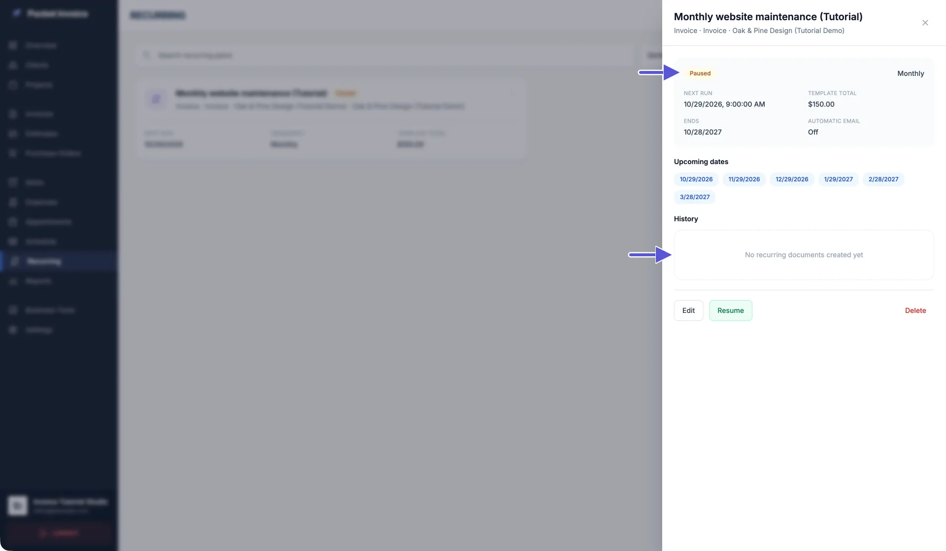 Vista completa de los detalles del plan pausado en Pocket Invoice Web, con flechas que señalan Paused y la sección History vacía; se ven Next run, Upcoming dates, Automatic email en Off y Resume