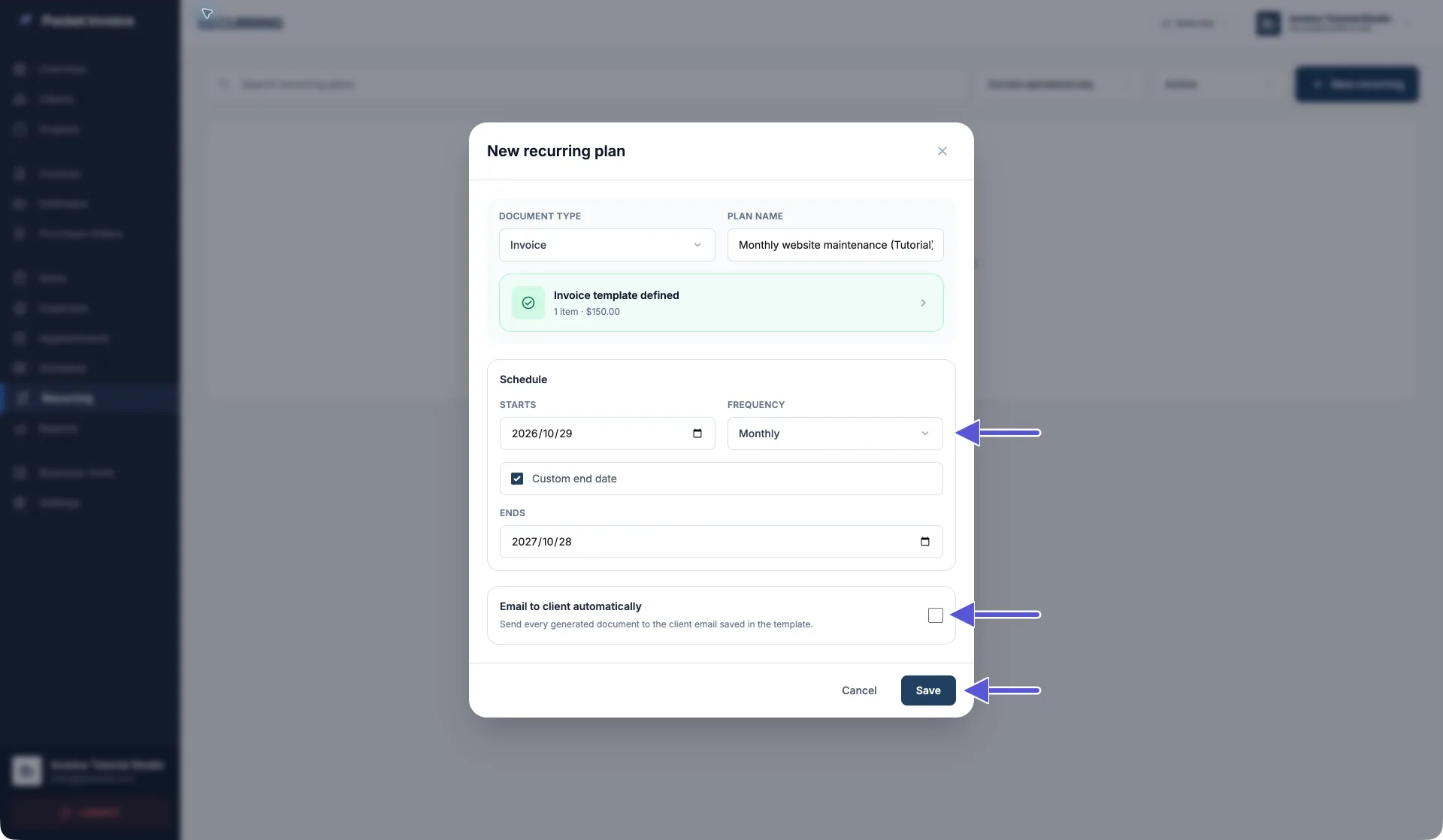 Vista completa de la configuración del plan recurrente en Pocket Invoice Web, con inicio el 29 de octubre de 2026, frecuencia Monthly y fin el 28 de octubre de 2027; las flechas señalan Monthly, el correo automático desactivado y Save
