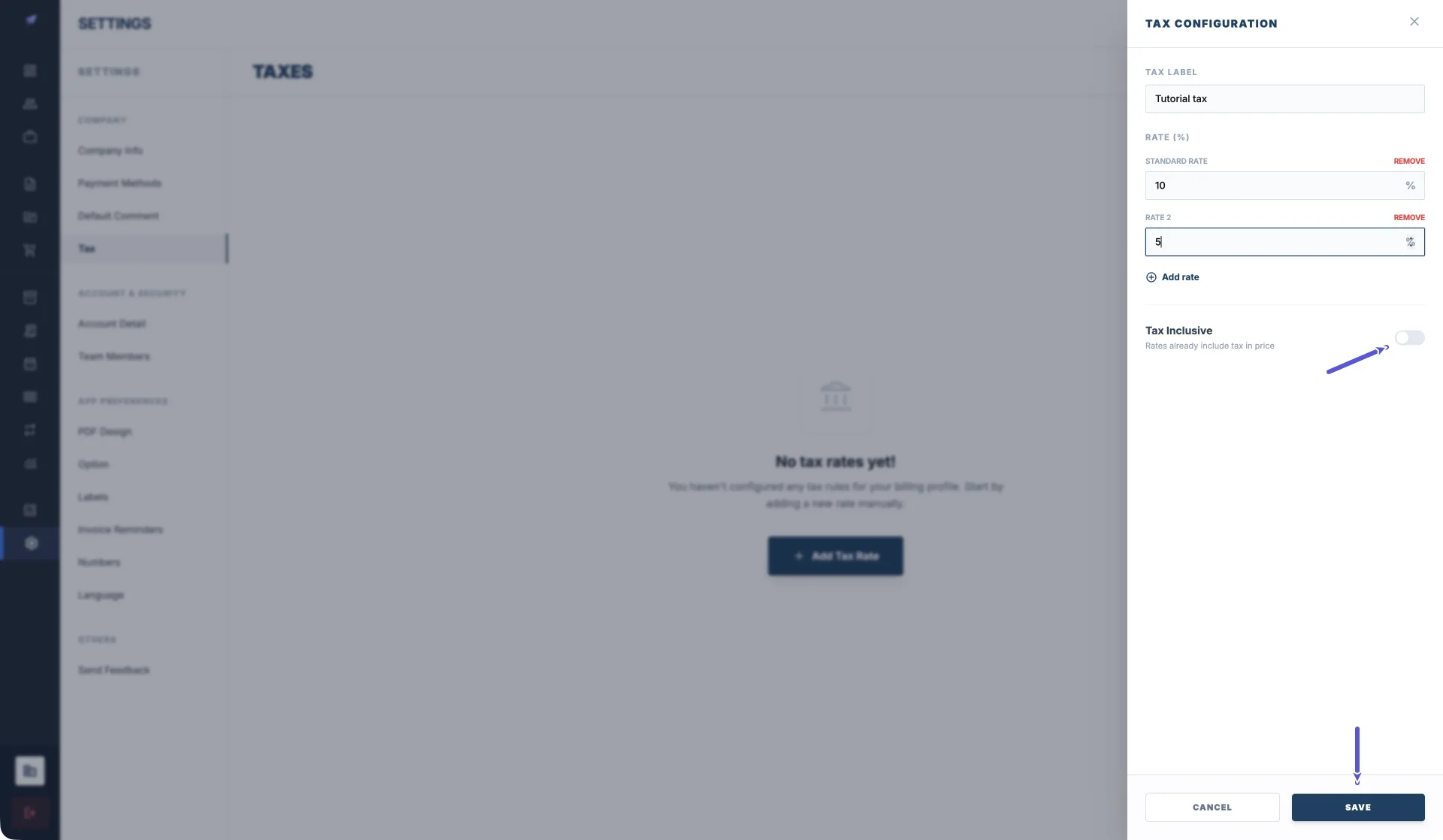 Vista completa de la configuración de impuestos en Pocket Invoice Web, con Tutorial tax, Standard rate al 10 % y Rate 2 al 5 %; las flechas señalan Tax Inclusive desactivado y SAVE en la parte inferior, con Add rate también visible