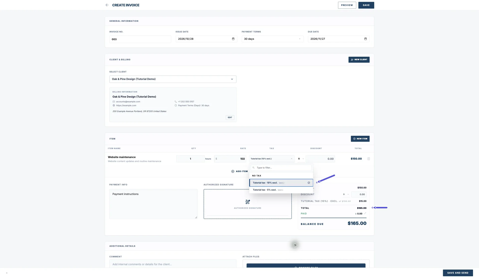 Vista completa del editor de facturas en Pocket Invoice Web, con los datos de facturación de Oak and Pine, una hora de Website maintenance a 150 y la lista de tipos impositivos; las flechas señalan 10% excl. seleccionado y el total de 165, con un impuesto de 15, un importe pagado de 0 y un saldo de 165 visibles