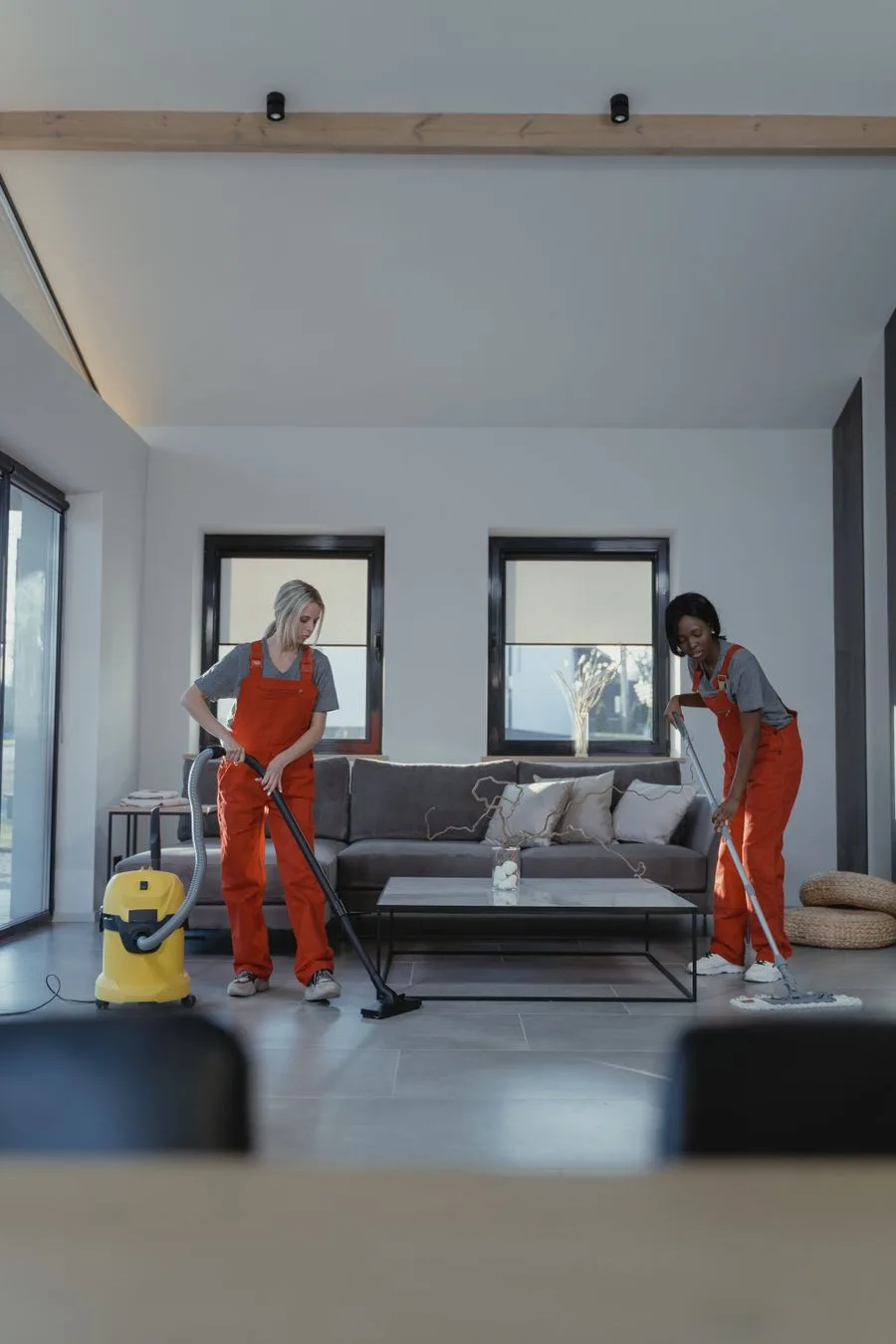 Profesionales de limpieza trabajando en un salón